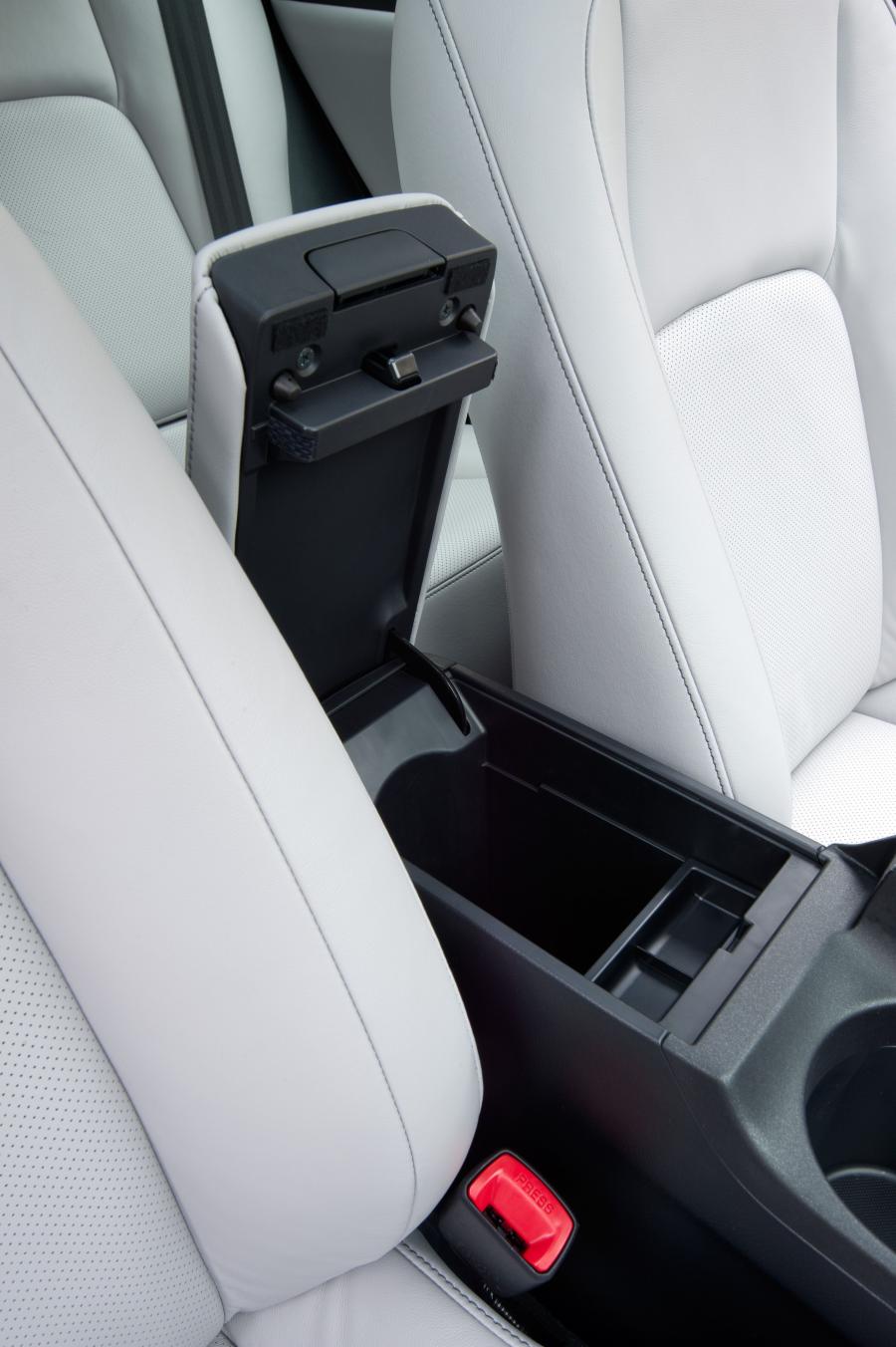  Lexus CT200h 2010 года  (фото 208 из 266)